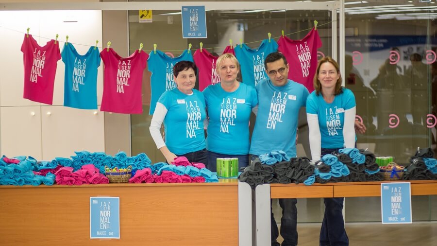C'est le temps pour les T-shirts et les casquettes d'été!