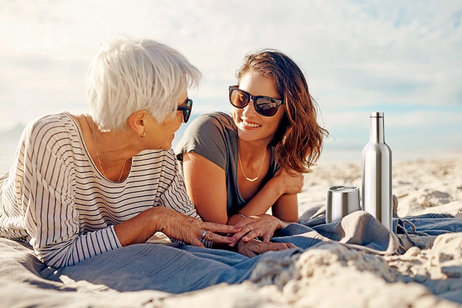 buvez avec style grâce aux gourdes personnalisées pour la plage